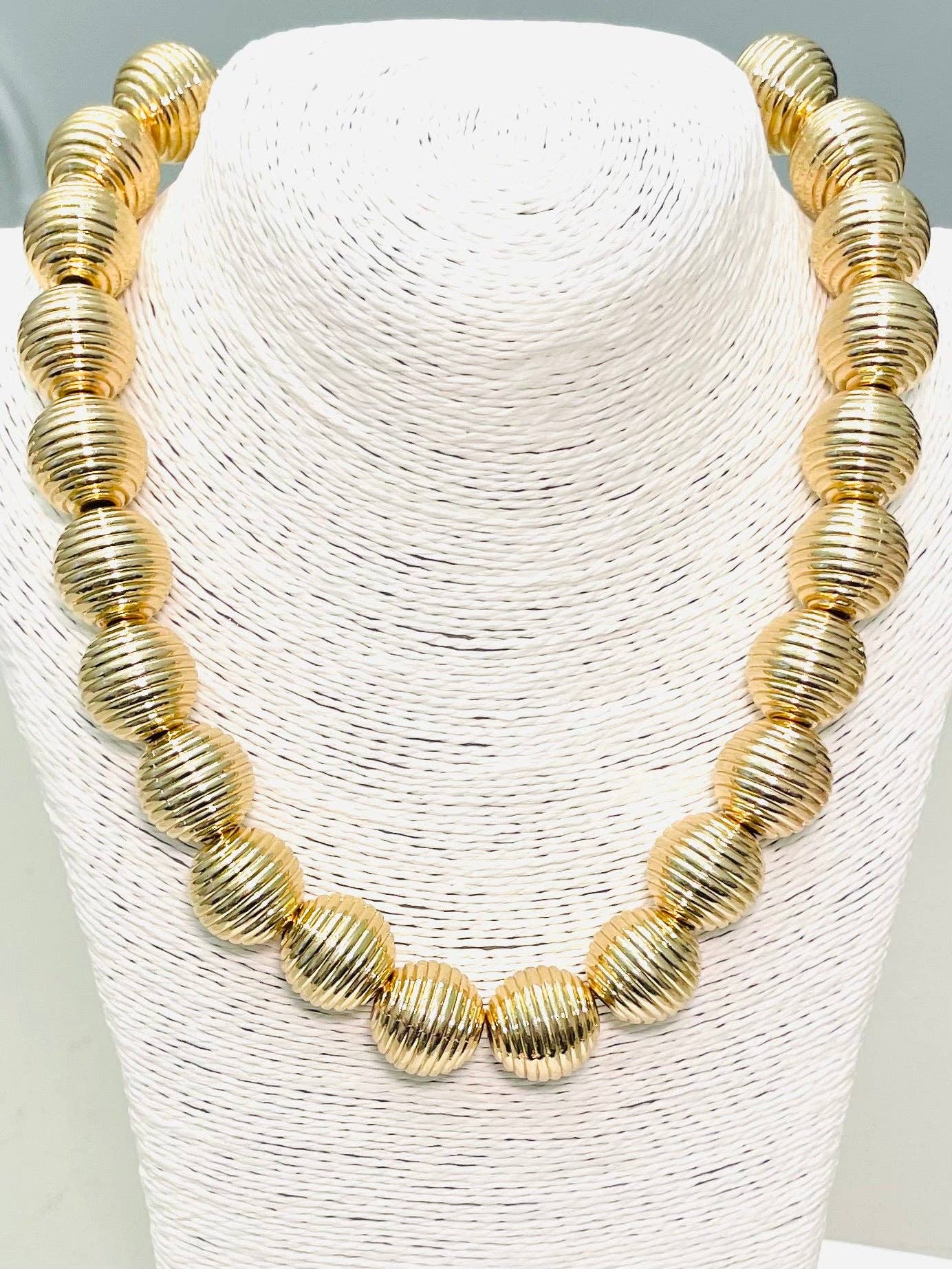Ribbed Big Ball Necklace - Gold