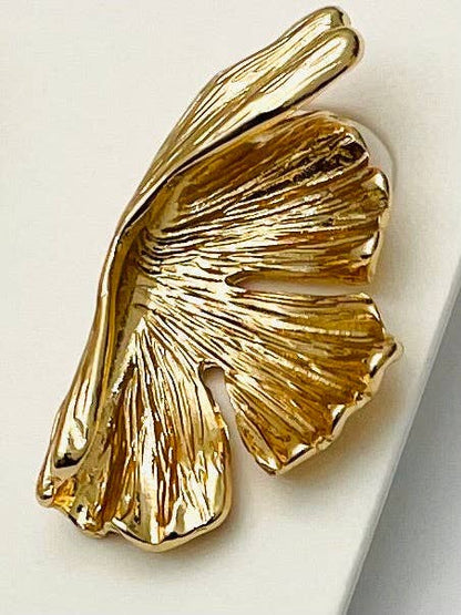 Chic Leaf Studs - Gold