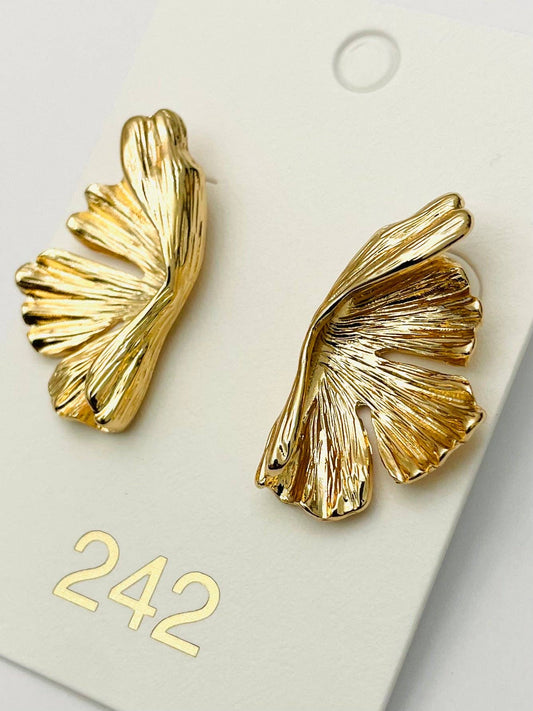 Chic Leaf Studs - Gold